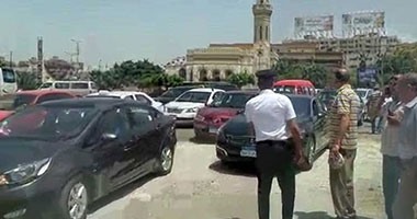 بالفيديو.. نائب المحافظ يعطل المرور بمصر الجديدة..ومواطن: "عامل فيها محافظ"