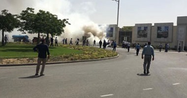 صحافة المواطن: قارئ يشارك بصور لسيارة مشتعلة بساحة مول بالتجمع الخامس