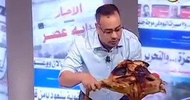 بالفيديو..جابر القرموطى يأكل "ديك رومى وكشرى" على الهواء احتفالاً بإفطار المسيحيين