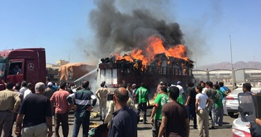 بالصور.. حريق بمخزن الصوامع فى ميناء سفاجا وتفحم حافلة أمتعة