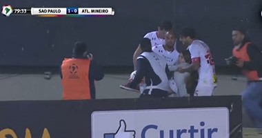 بالفيديو.. لاعبو ساو باولو يشاركون فى إنقاذ الجماهير بعد السقوط من المدرجات