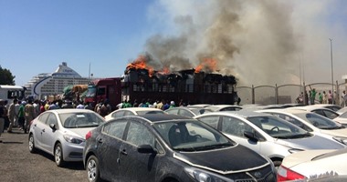 بالصور.. جمارك سفاجا: السيطرة على حريق سيارة العفش بدون أضرار بالميناء أو الصوامع
