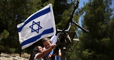 بالصور.. إسرائيل تدرب أطفال المدارس على استخدام الأسلحة فى يوم الاستقلال