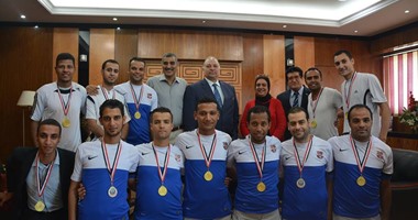 رئيس ميناء القاهرة الجوى يكرم فريق كرة القدم بالشركة لصعوده لبطولة الجمهورية