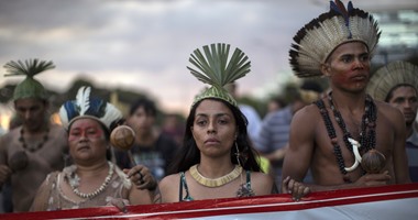 بالصور.. السكان الأصليون فى البرازيل يتظاهرون ضد إقالة "ديلما روسيف"