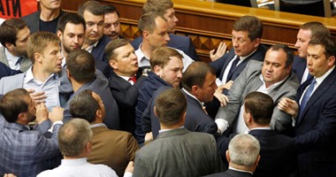 بالصور.. شجار بالأيدى داخل البرلمان الأوكرانى بسبب إلقاء كلمة باللغة الروسية