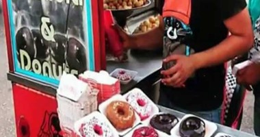 بالفيديو.. بعد البطاطا والكبدة.. طالب فى سياحة وفنادق يبيع"دونتس" على عربية