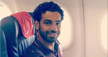 محمد صلاح ينشر صورة له على "فيس بوك" مبتسمًا من داخل الطائرة