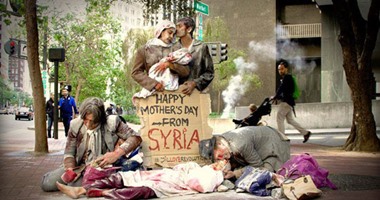 بالصور.. فنانة تقدم معاناة الشعب السورى فى شوارع فرانسيسكو