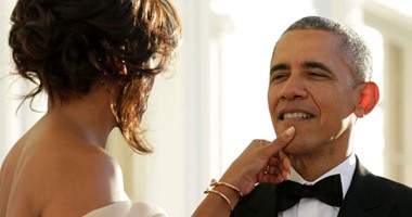 ميشيل أوباما تداعب زوجها فى حفل عشاء لرؤساء شمال أوروبا