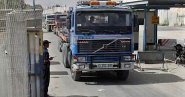شاحنات مساعدات تعبر من بلدة حدودية تركية إلى شمال سوريا