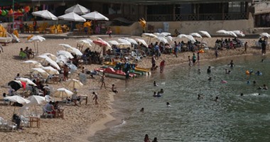 إقبال كبير على شواطئ الإسكندرية لمواجهة الموجة الحارة