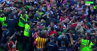 بالفيديو.. الجماهير تقتحم الملعب احتفالا بتتويج برشلونة بالليجا