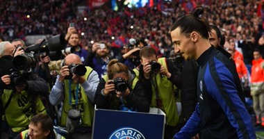 بالصور.. ممر شرفى وتيفو رائع فى ليلة وداع إبراهيموفيتش بباريس