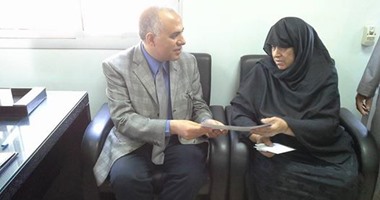 وزير الرى يكرم "أرملة"أحد العاملين بمشروع قناطر أسيوط الجديدة