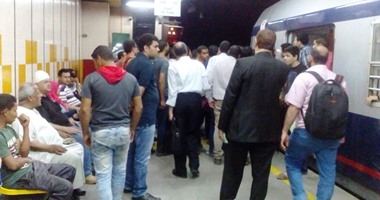 صحافة المواطن: تكدس المواطنين على أرصفة محطات المترو بسبب تأخر القطارات