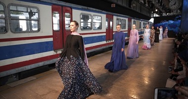 بالصور.. عرض أزياء بمحطة قطار بأسبوع الموضة الدولى باسطنبول