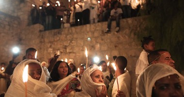 الكنائس حول العالم تُضاء بالشموع احتفالاً بقداس عيد القيامة