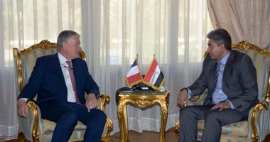 وزير الطيران يلتقى السفير الفرنسى بالقاهرة لبحث سبل التعاون المشترك