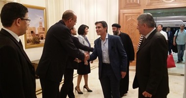 بالصور ..مساعد وزير الخارجية يصل مسقط لتعزيز العلاقات مع سلطنة عمان