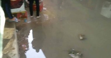 "صحافة المواطن".. مياه الصرف الصحى تغرق المحلات التجارية والشوارع فى فيصل