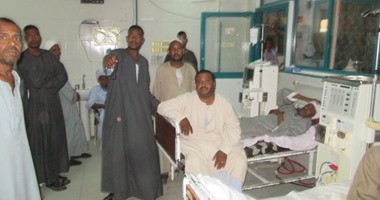 بالصور..إضراب مرضى الفشل الكلوى عن الغسيل داخل مستشفى كوم أمبو بأسوان 