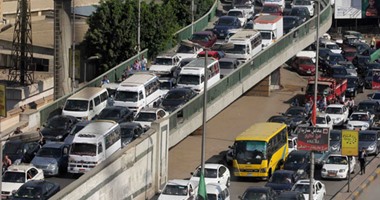 النشرة المرورية.. كثافات مرورية متحركة أعلى محاور القاهرة والجيزة