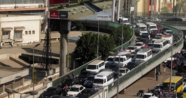 توقف حركة المرور بسبب حادث تصادم 3 سيارات بمحور صلاح سالم