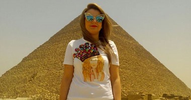 ملكة جمال المغرب السابقة تزور الأهرامات..وتؤكد: قلبى متعلق بالحضارة المصرية