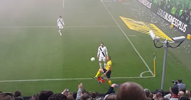 بالفيديو.. حكم مساعد يستعرض مهاراته الكروية فى مباراة حسم الدوري البولندي