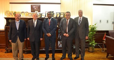 رئيس جامعة الإسكندرية يستقبل سفير تنزانيا لبحث العلاقات المشتركة