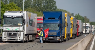 بالصور.. سائقو الشاحنات يواصلوا قطع الطرق الفرنسية بسبب قانون العمل