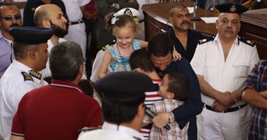 قاضى "فض اعتصام رابعة" يسمح لباسم عودة بمقابلة أبنائه وزوجته أثناء الجلسة