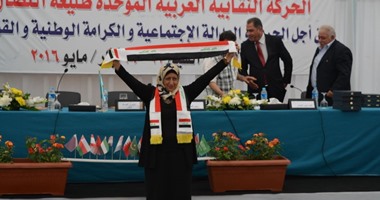 بالصور.. "العمال العرب" يكرم 8 من النقابيين القدامى بمؤتمر شرم الشيخ