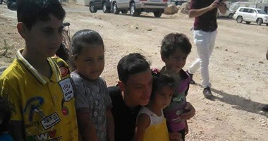 بالصور.. مسعود أوزيل يُخفف معاناة أطفال سوريا فى الأردن
