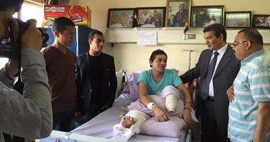 بالصور.. وفد من جامعة المنيا يزور مصابى الجيش بمستشفى المعادى العسكرى