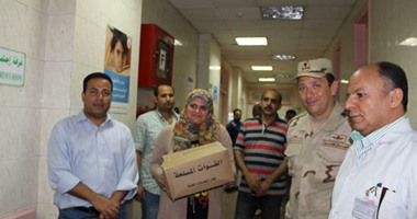 القوات المسلحة توزع هدايا "رمضان" على مرضى مستشفى الأطفال التخصصى ببنها
