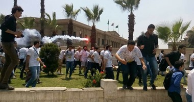 بالصور.. طلاب هندسة القاهرة يشعلون الشماريخ احتفالا بنهاية العام