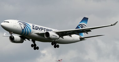"مصر للطيران" تبحث آلية تفادى مشكلات استخدام الـ "نوت 7" على طائراتها
