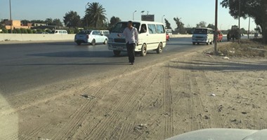 صحافة المواطن.. سيارات الميكروباص تسير عكس الاتجاه بطريق الإسكندرية الصحراوى