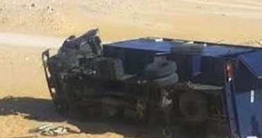 إصابة ضابط و عريف شرطة فى حادث انقلاب سيارة ترحيلات بطريق مطروح السلوم 