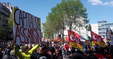 مظاهرة أمام منزل وزيرة العمل الفرنسية احتجاجا على قانون العمل