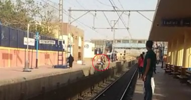 بالفيديو.. قارئ يرصد محاولة انتحار سيدة تحت عجلات القطار بمحطة وادى حوف