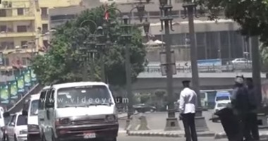 حملة مرورية مكبرة بشارع القصر العينى لظبط السيارات المخالفة