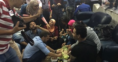 "أطباء القاهرة" تطالب بتعليق رايات سوداء على مقار النقابات تضامنا مع الصحفيين