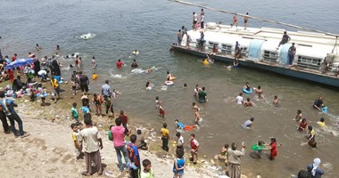 بالصور.. الأهالى يلجأون لمياه النيل بسوهاج هربا من حرارة الجو فى شم النسيم
