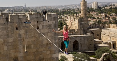 الأمريكية هيذر لارسن تُبهر العالم و تسير على الحبل بين برجين فى قلعة القدس