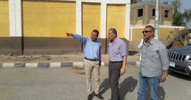 رئيس مدينة الأقصر يوجه بسرعة إنهاء العمل بشوارع منطقة الفيروز 