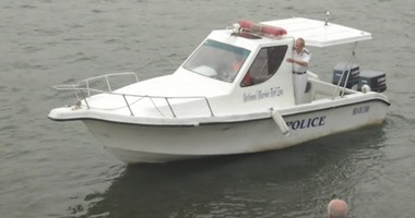 شرطة المسطحات المائية تمنع المواطنين من السباحة بالنيل أسفل كوبرى أكتوبر