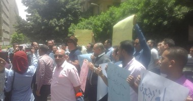 تظاهر عشرات المعلمين المغتربين أمام التعليم للمطالبة بعودتهم لمحافظاتهم